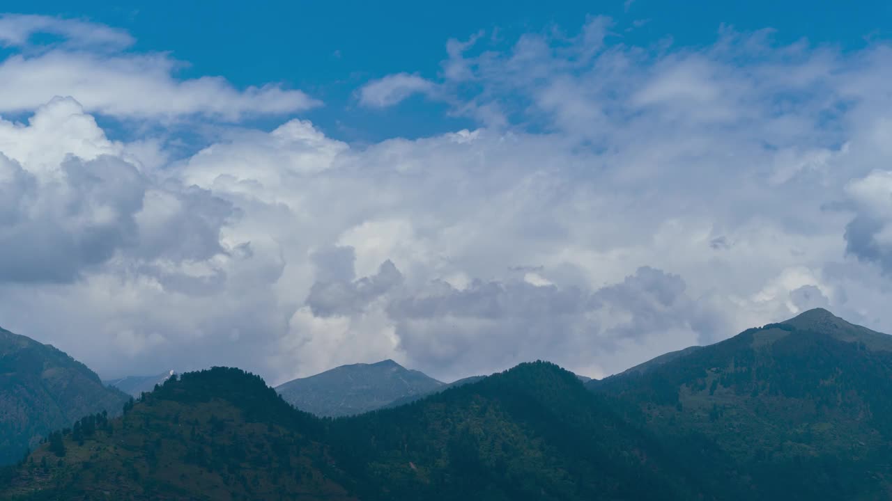 从印度喜马偕尔邦的那格尔，延时拍摄的喜马拉雅山脉Pir Panjal山脉上空的乌云。马纳利附近纳格尔绿色山脉上的季风云。视频素材