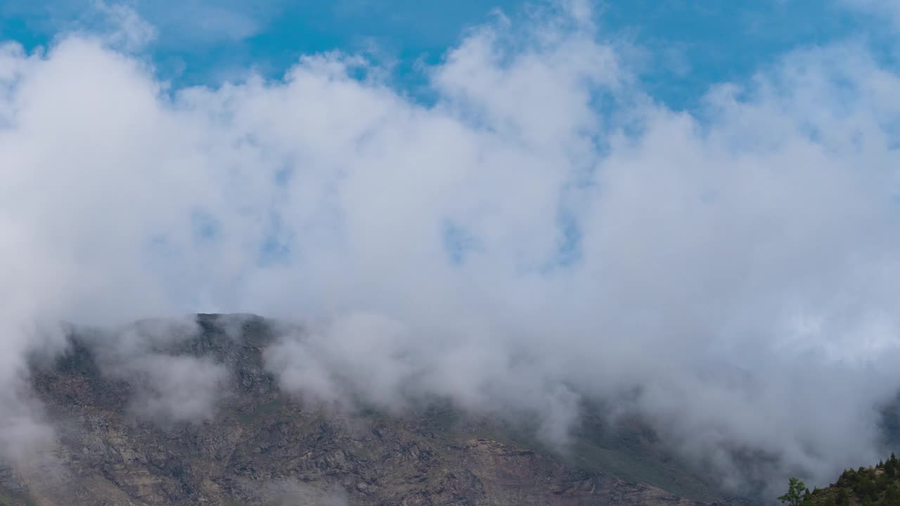 在印度喜马偕尔邦拉胡尔的基隆，从4K延时拍摄的喜马拉雅山顶上黑暗的季风暴风雨云。雨季时云在山上移动。视频下载