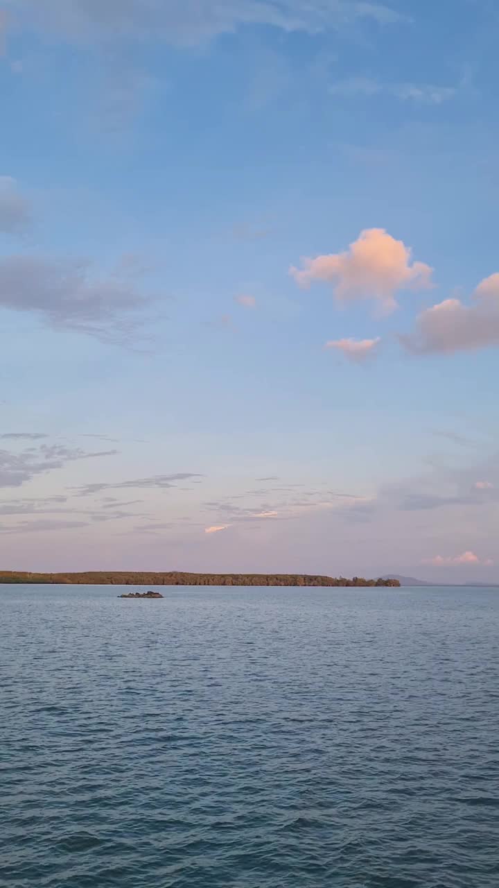 大海，海浪，美丽的天空，日落视频下载