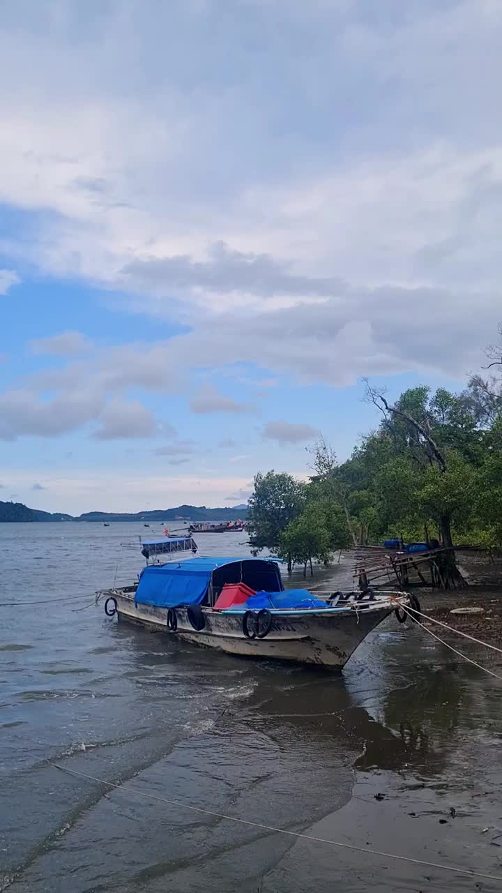 船停在海边，波涛汹涌，天空美丽，夕阳西下。视频下载