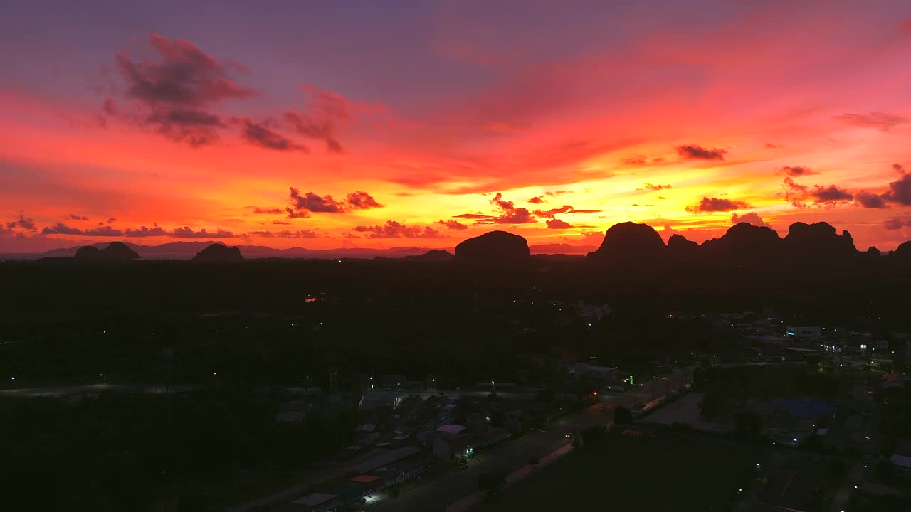 从空中俯瞰泰国南部海边的小乡村小镇，夜晚的天空非常壮观视频素材