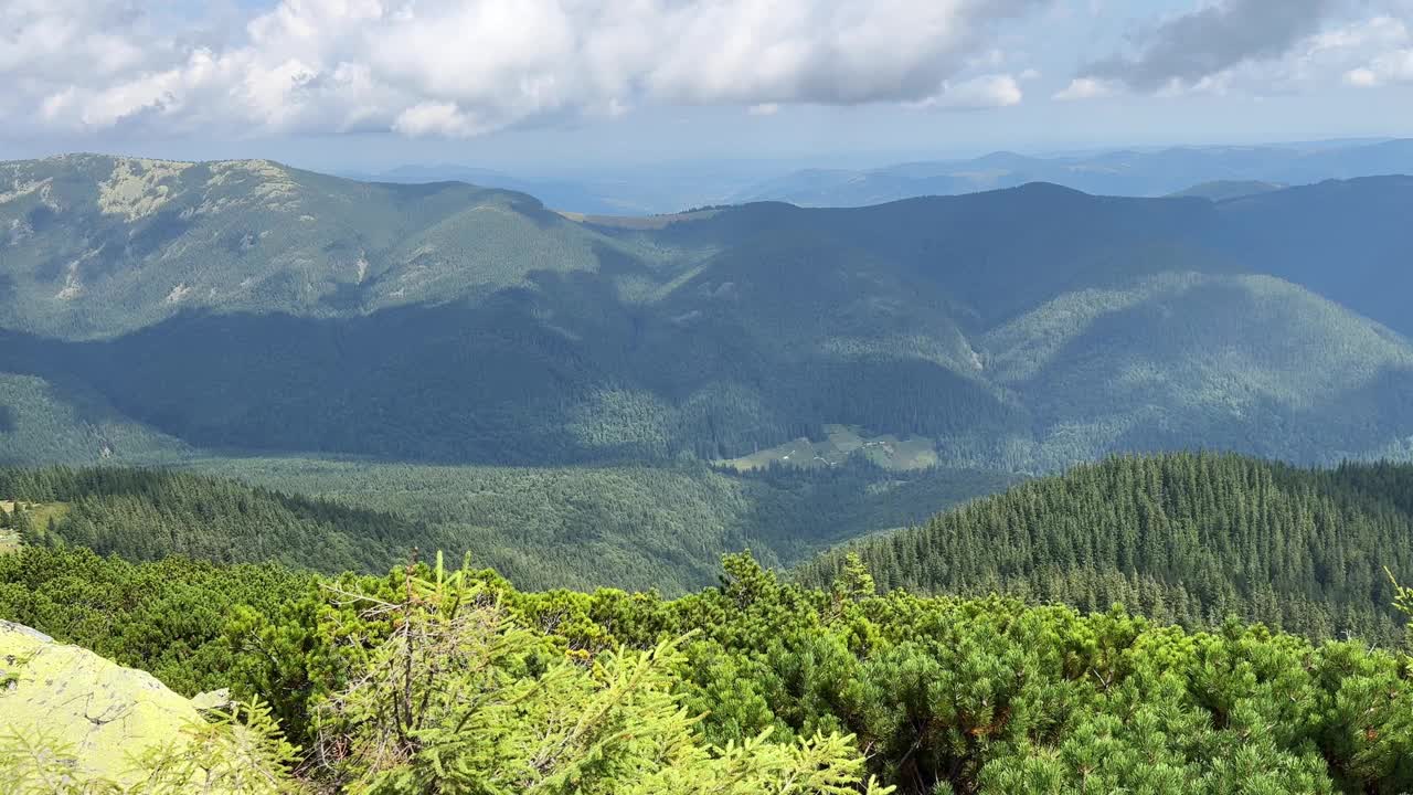 云慢慢地覆盖着山脊视频素材