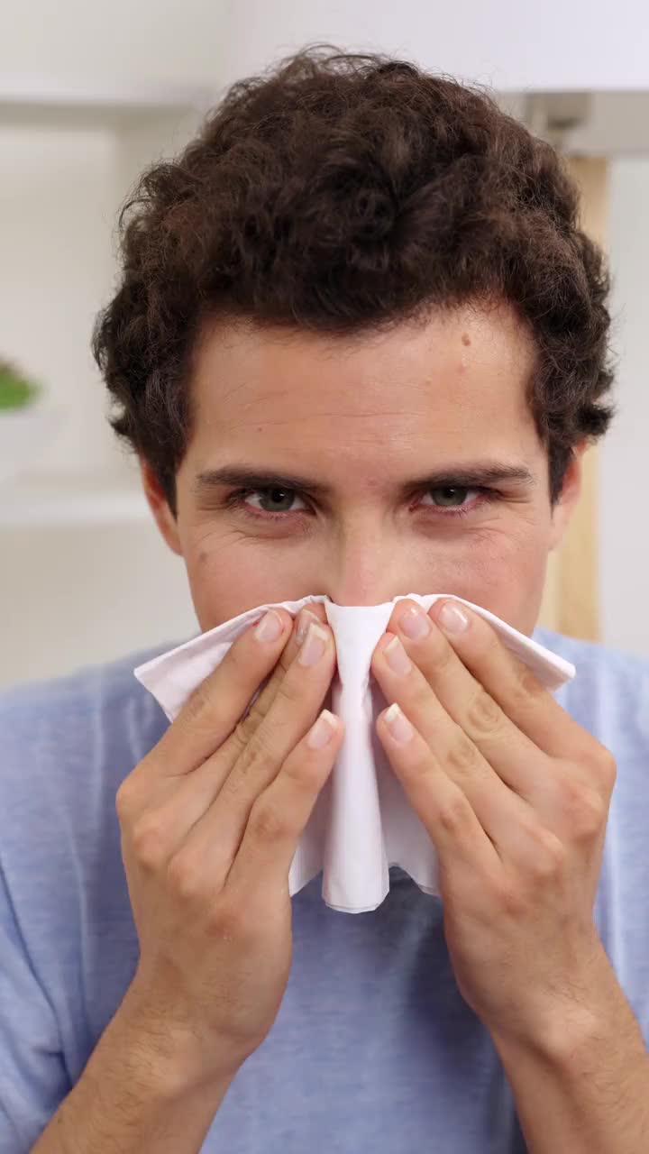 患流感的人用纸巾擤鼻涕视频下载