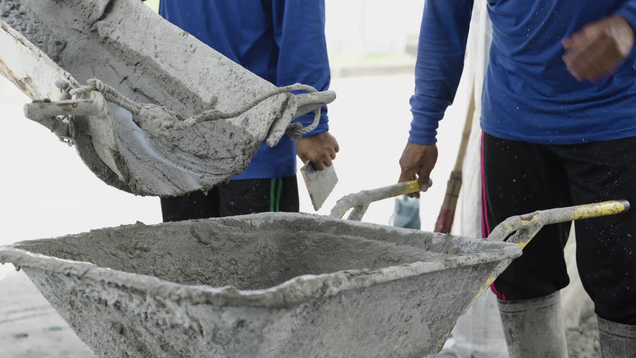 水泥车正在工地上浇筑水泥视频素材