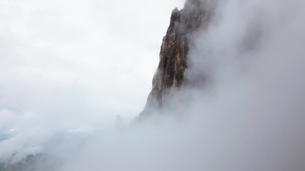 陡峭的岩石面与云在山上，白云岩，意大利，欧洲，无人机视频素材