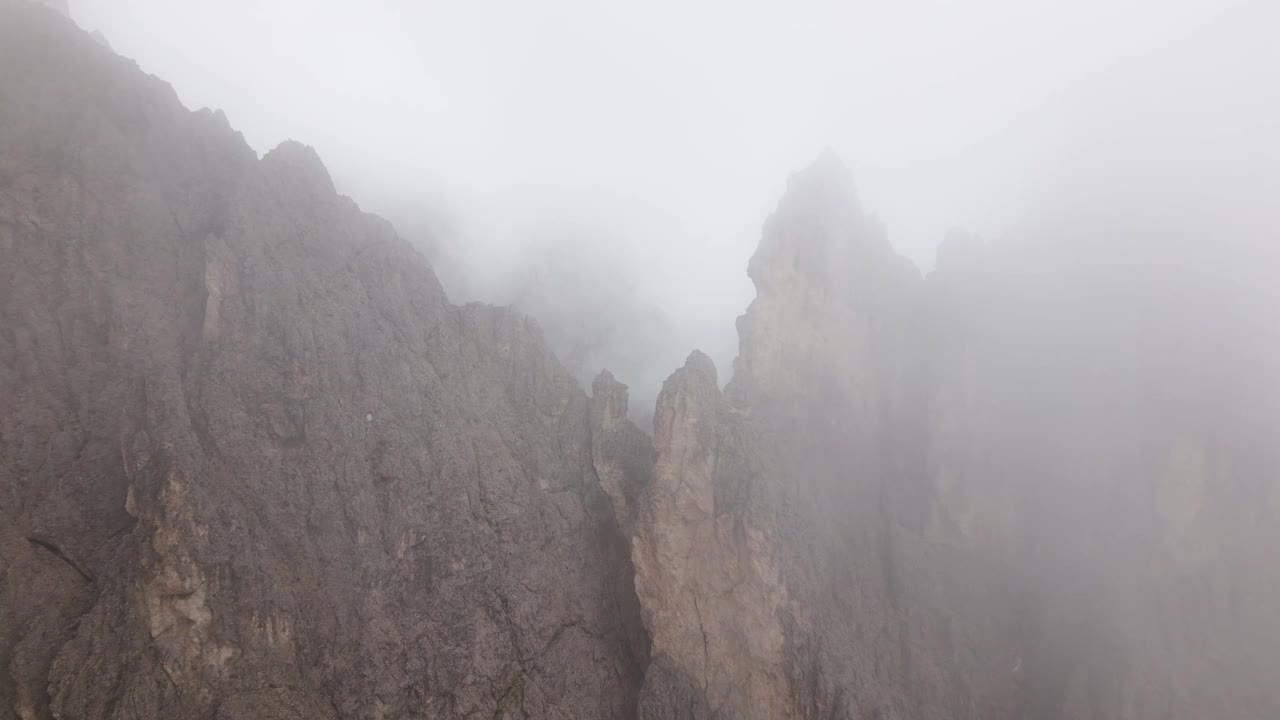 陡峭的岩面与云和雪在山上，白云岩，意大利，欧洲，无人机视频素材