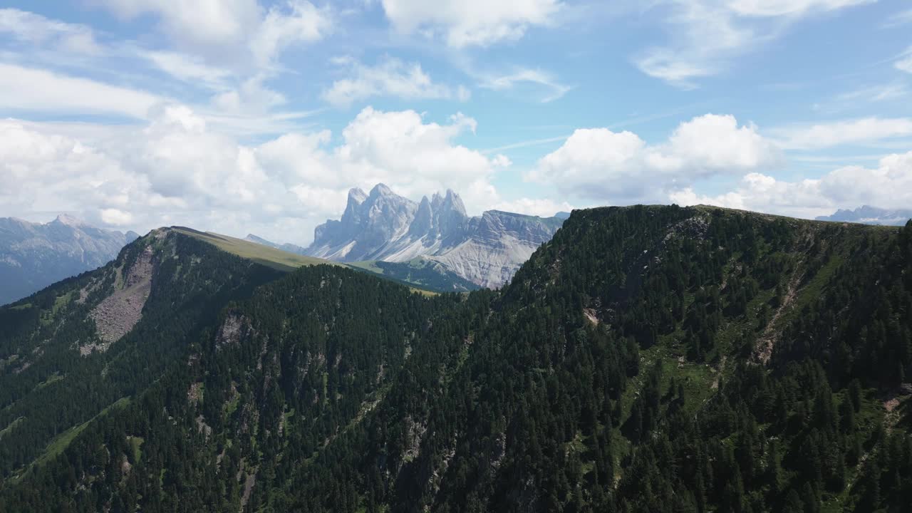 一个美丽的山景全景与绿色的草地和森林和陡峭的山脉为背景，白云石，意大利，欧洲，无人机视频素材