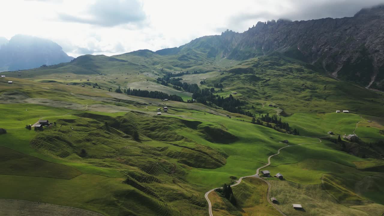 美丽的绿色高山在蓝天，绿色的树木和一座大山的背景，白云石，意大利，欧洲，无人机视频素材