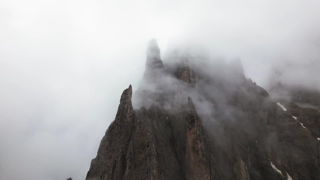 陡峭的岩面与云和雪在山上，白云岩，意大利，欧洲，无人机视频素材