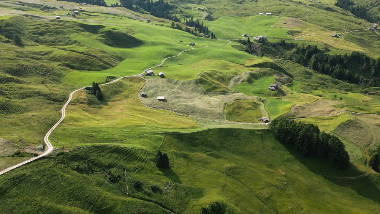 美丽的绿色高山与绿色的树木和草地，白云岩，意大利，欧洲，无人机视频素材