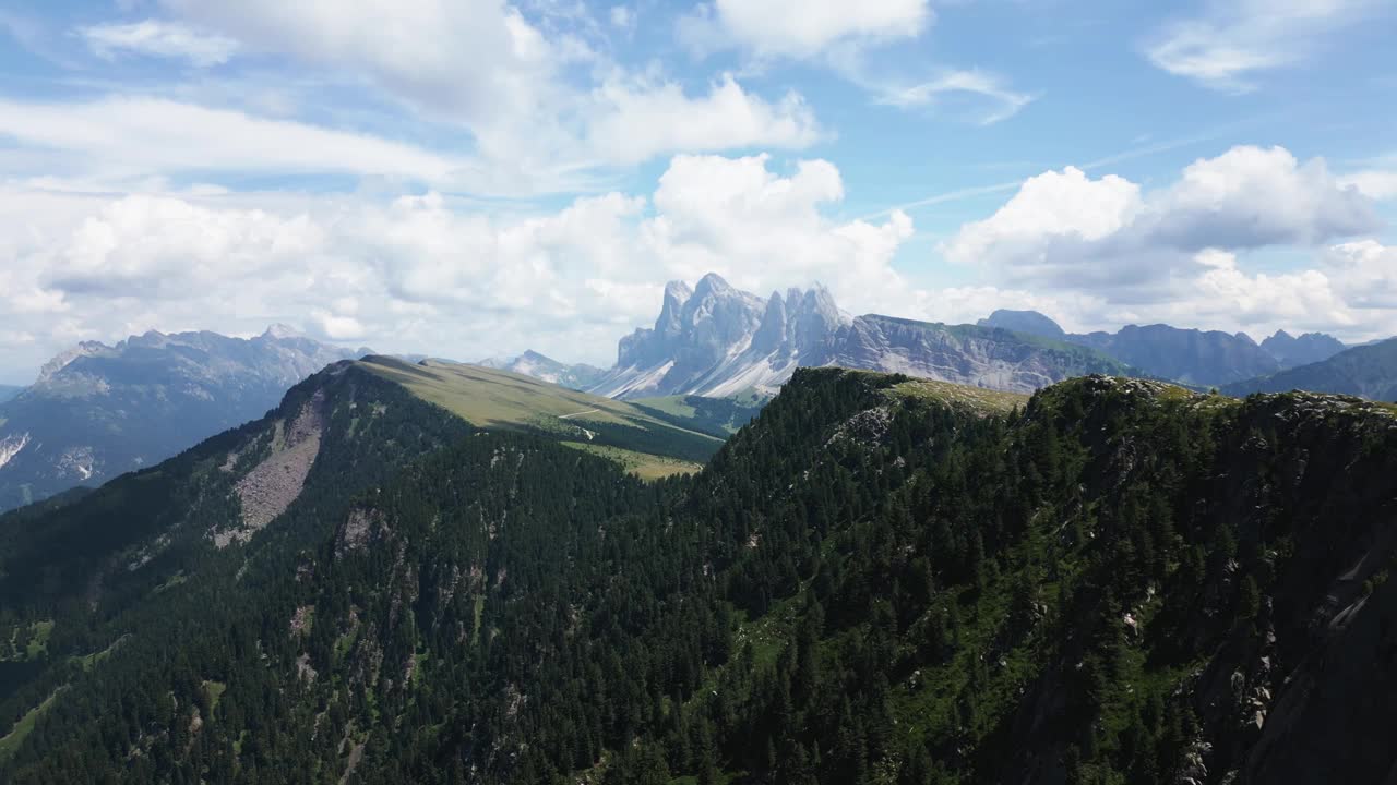 一个美丽的山景全景与绿色的草地和森林和陡峭的山脉为背景，白云石，意大利，欧洲，无人机视频素材