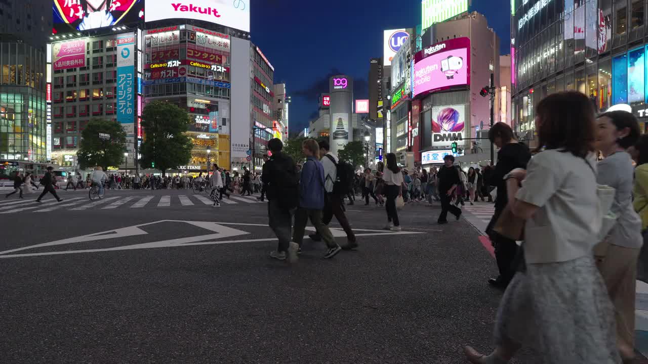 拥挤的日本和外国游客走过东京涩谷的人行横道视频素材