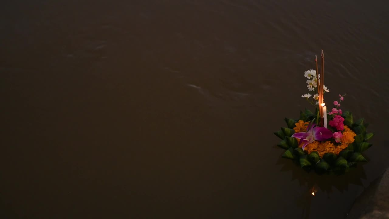 泰国龙井节期间，龙井浮在河上。“kratong”指的是一个小容器或篮子，“loy”指的是漂浮。视频下载