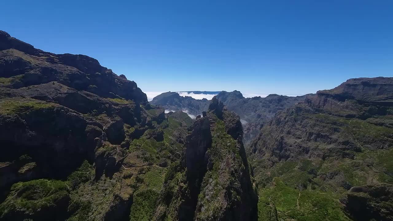 马德拉岛的深绿色山谷，低云和崎岖的地形。鸟瞰图Pico do Pico徒步小径和公园。视频素材