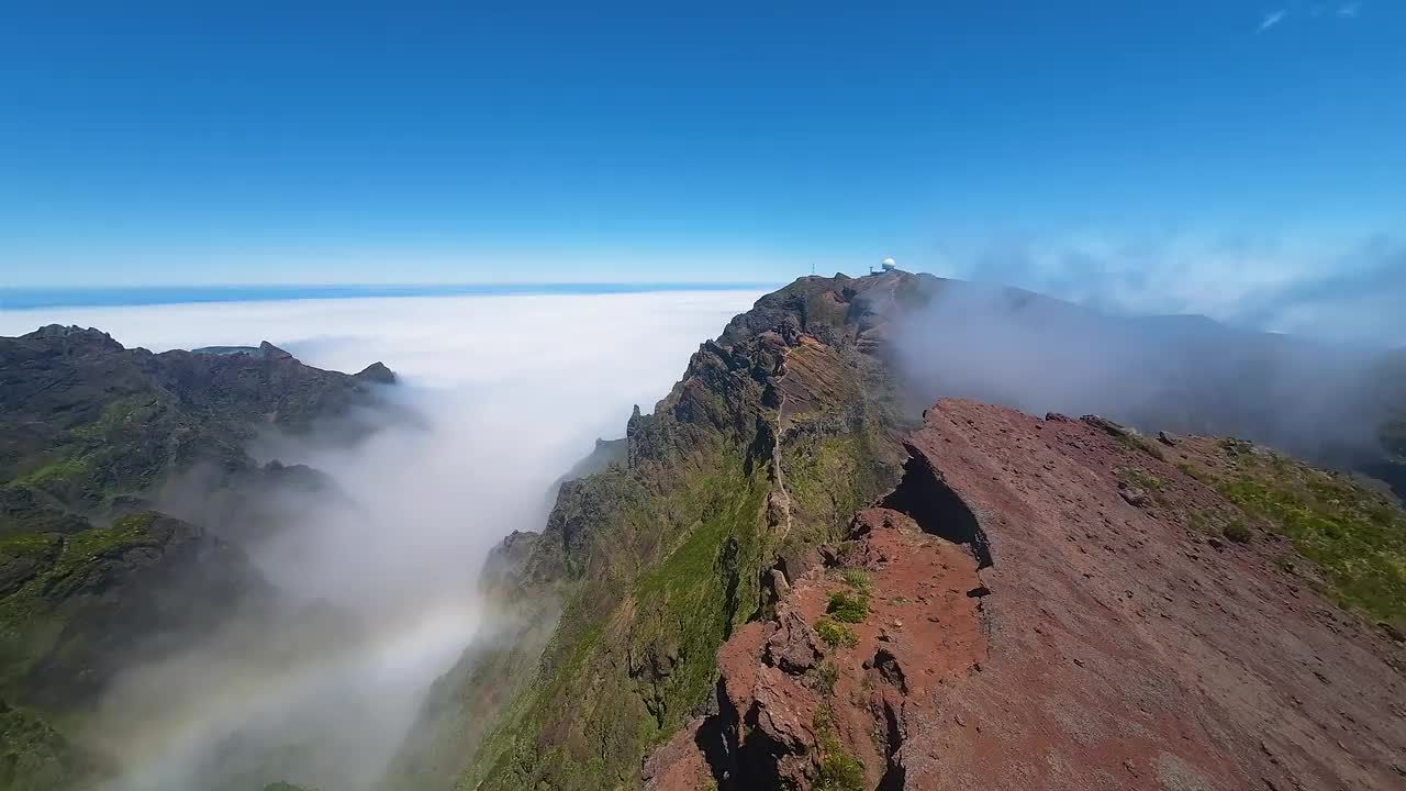 Pico do Pico步道在陡峭悬崖的山脊上。在葡萄牙马德拉岛，一架无人机降落在热门旅游徒步目的地的小路上。视频素材