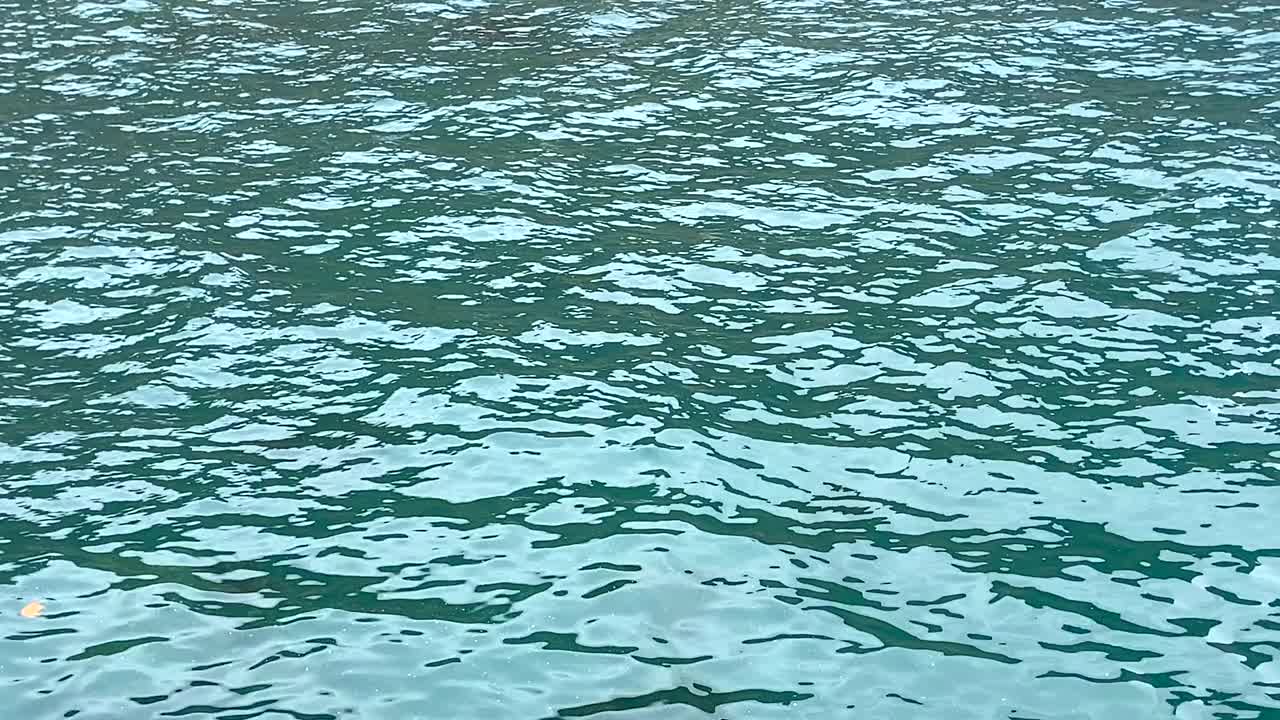 抽象的蓝色海水背景。海纹自然纹理。视频下载