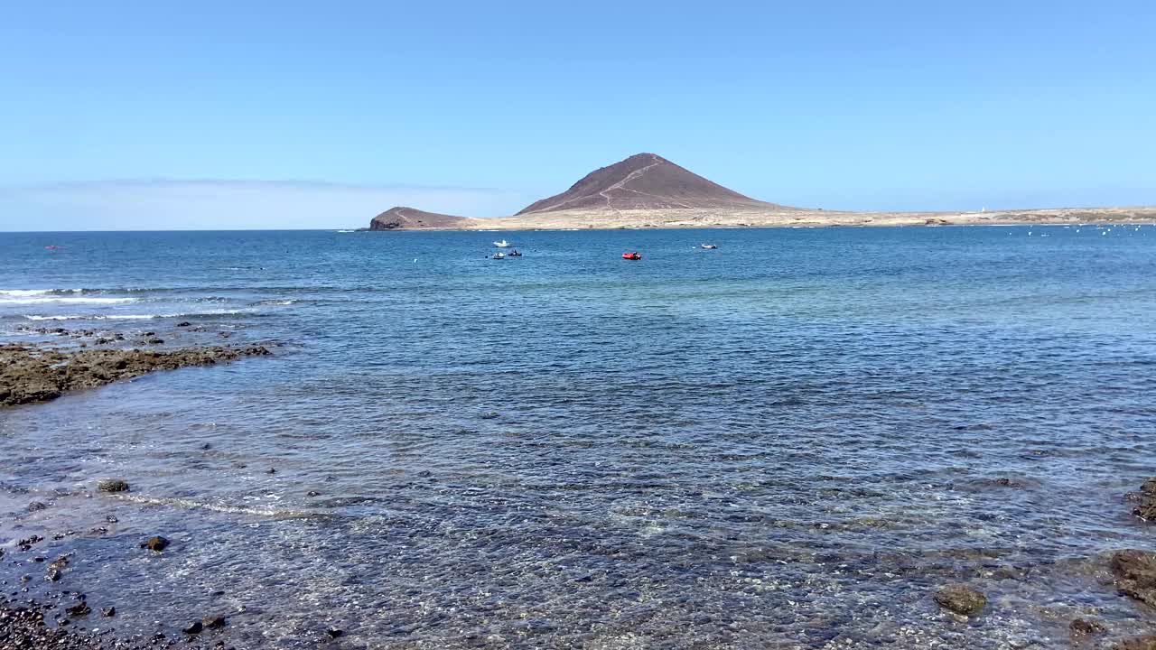 西班牙加那利群岛，特内里费岛，以红山为背景的火山沙滩埃尔梅达诺。视频下载