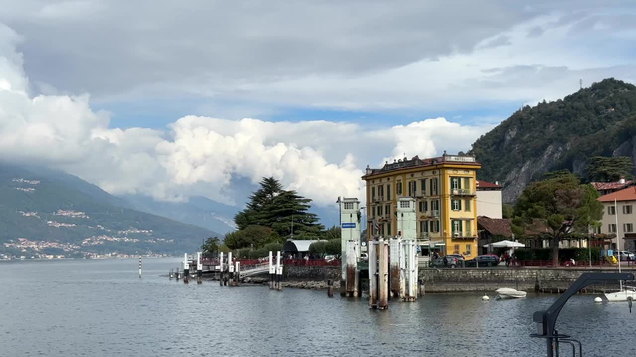 瓦雷纳镇位于意大利科莫湖，有渡轮码头和美景，阴天视频素材