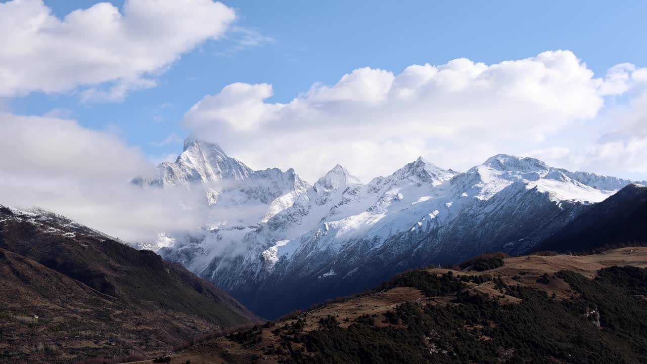 延时拍摄的中国四川云移四姐妹山四娘山全景，四座山峰，其中最高的是姚梅峰视频下载