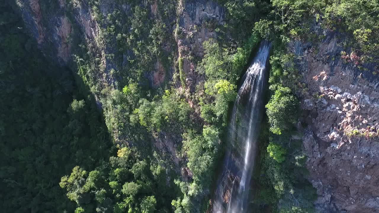 博卡达昂帕拉瀑布鸟瞰图-博多奎那，南马托格罗索州视频素材