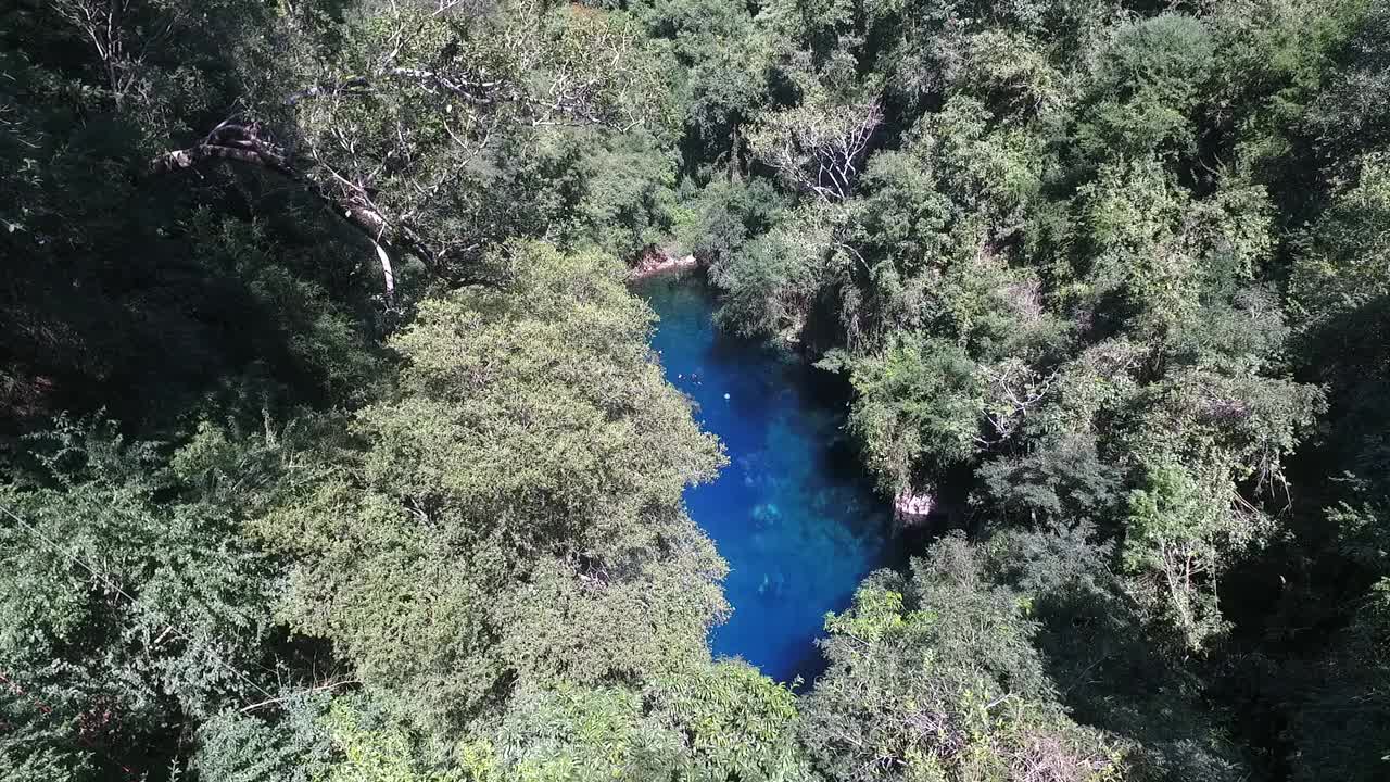 鸟瞰神秘湖(Lagoa Misteriosa) - Jardim，南马托格罗索州视频下载