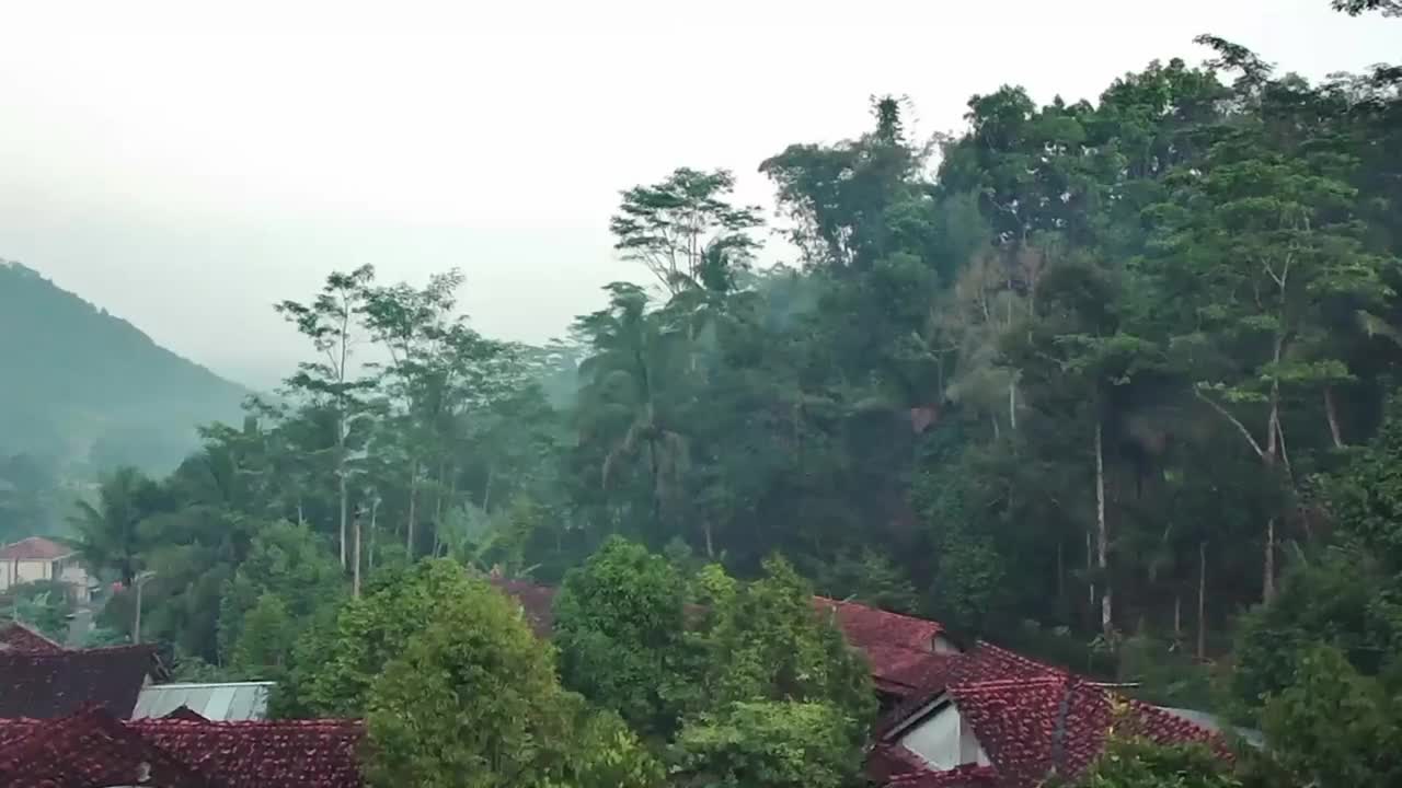 航拍景观用无人机，民居氛围在村落用无人机视频素材