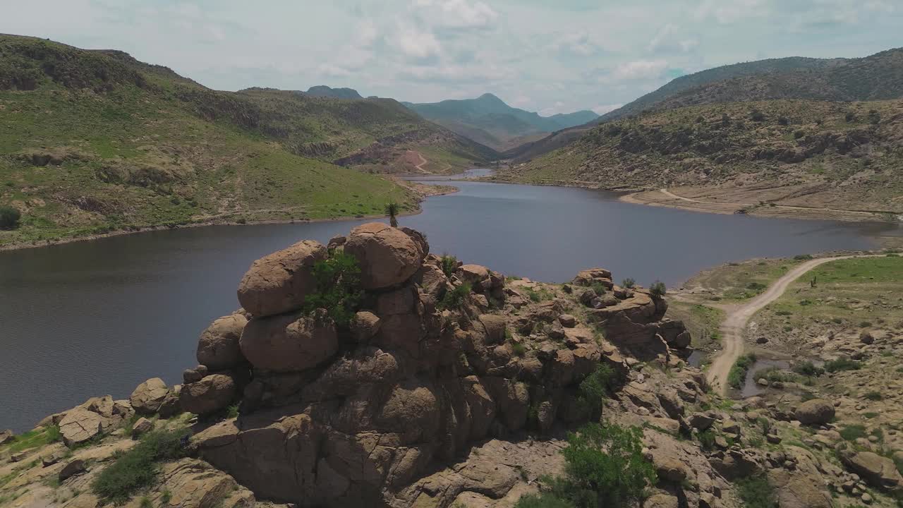 El Potosino大坝，圣路易斯波托西自然区域，美丽的鸟瞰图与山和绿色的田野，非市区视频素材