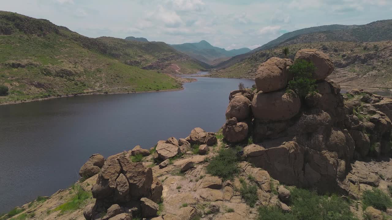 El Potosino大坝，圣路易斯波托西自然区域，美丽的鸟瞰图与山和绿色的田野，非市区视频下载