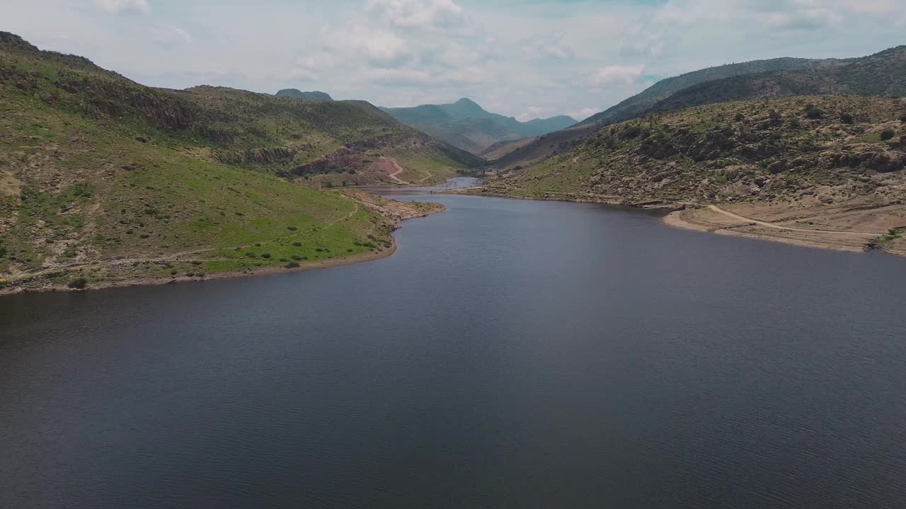 El Potosino大坝，圣路易斯波托西自然区域，美丽的鸟瞰图与山和绿色的田野，非市区视频下载