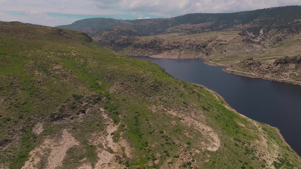 El Potosino大坝，圣路易斯波托西自然区域，美丽的鸟瞰图与山和绿色的田野，非市区视频素材