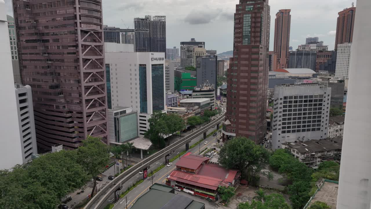 阴天吉隆坡市现代市中心交通街道地铁线路航拍全景4k马来西亚视频素材