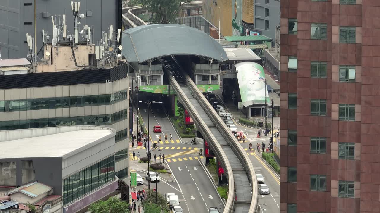 白天吉隆坡市中心交通街道十字路口地铁站鸟瞰全景4k马来西亚视频素材