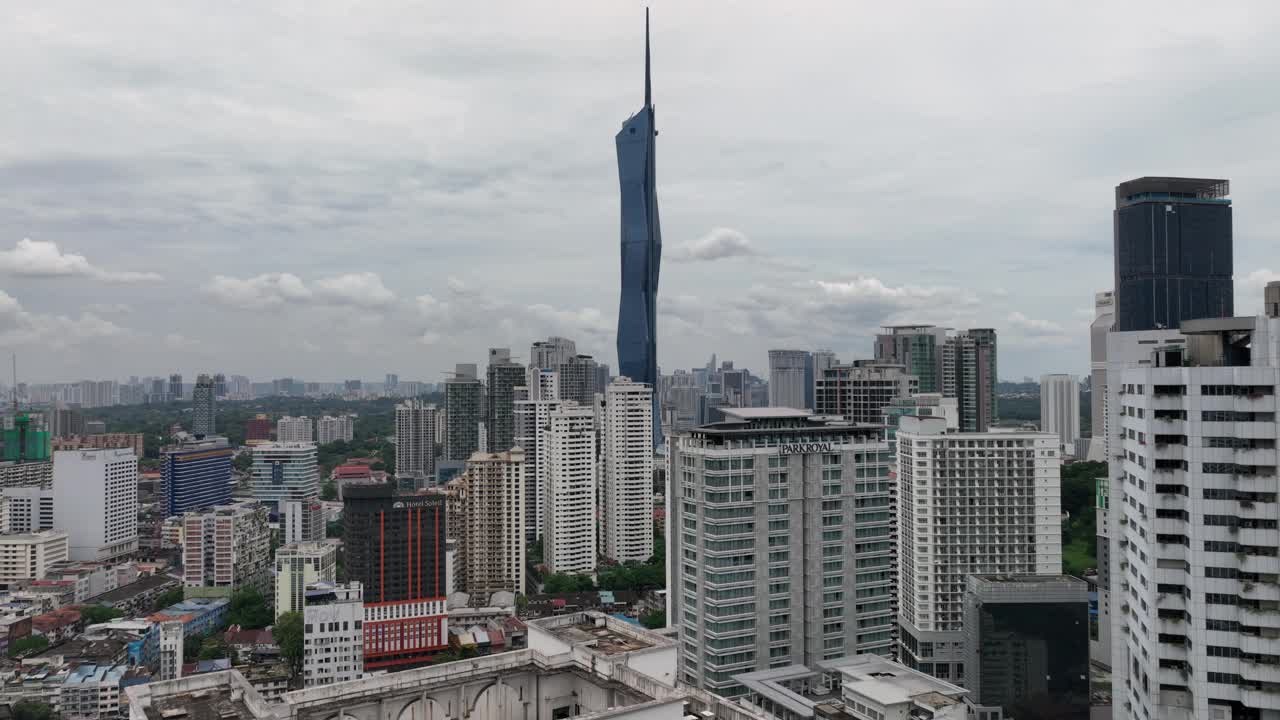 阴天吉隆坡城市景观著名塔航拍全景4k马来西亚视频下载