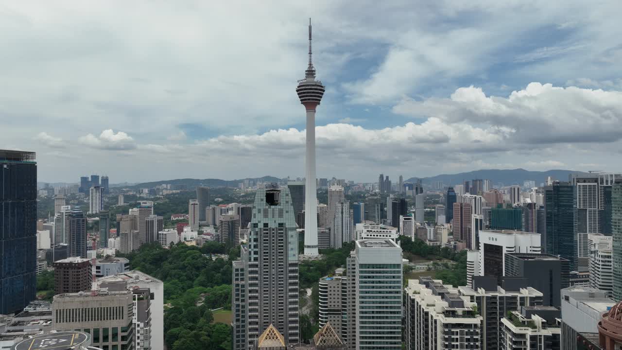 白天吉隆坡城市景观著名的电视塔航拍全景4k马来西亚视频下载