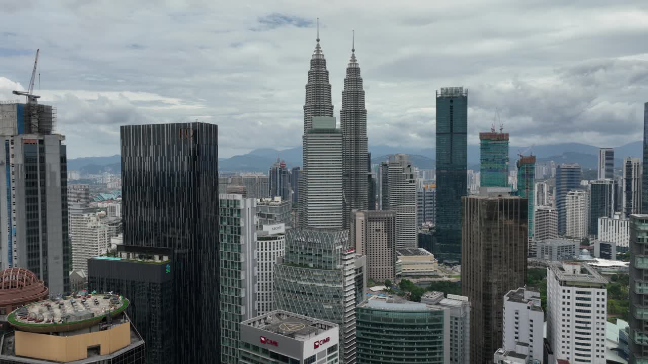 阴天吉隆坡市现代市中心航拍全景4k马来西亚视频素材