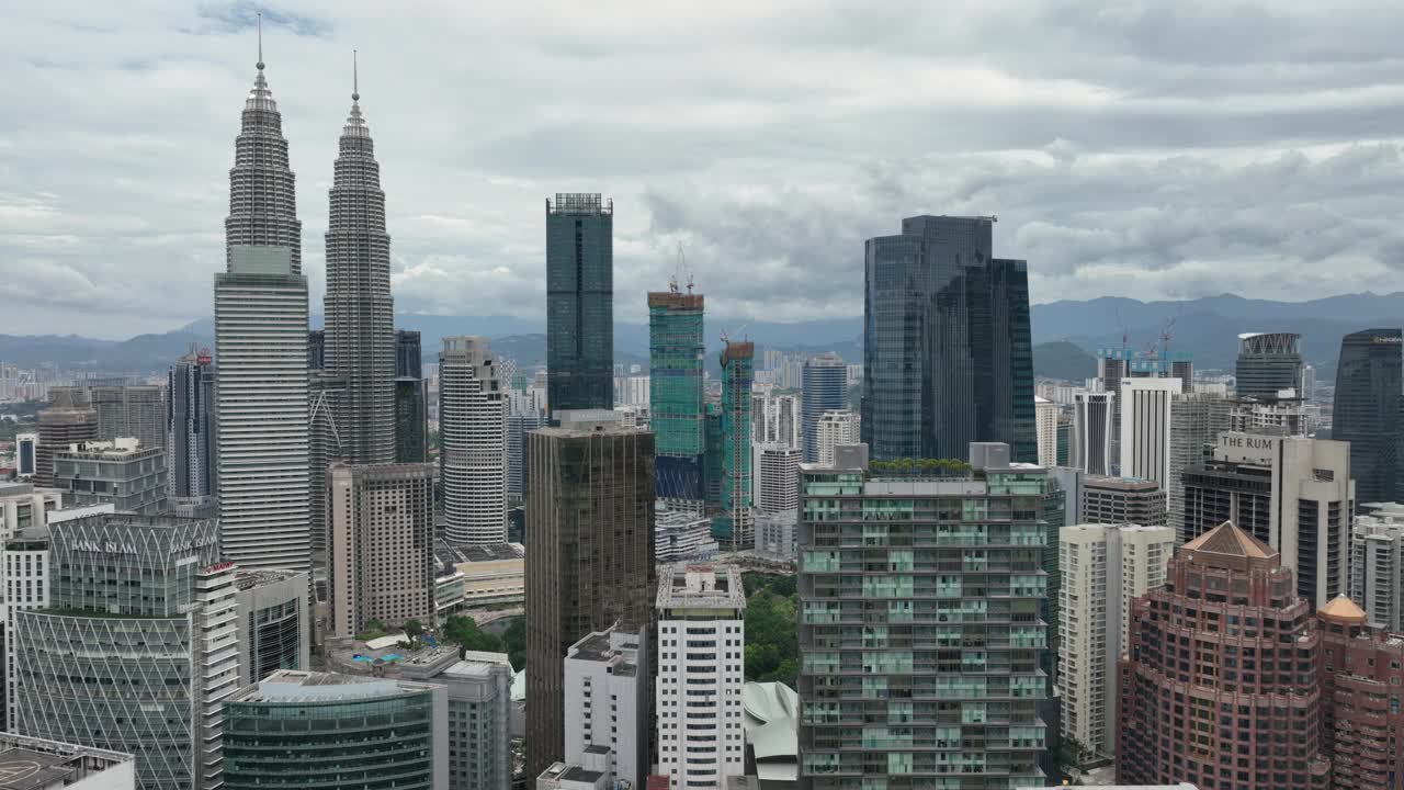 阴天吉隆坡市中心现代市区航拍全景4k马来西亚视频素材