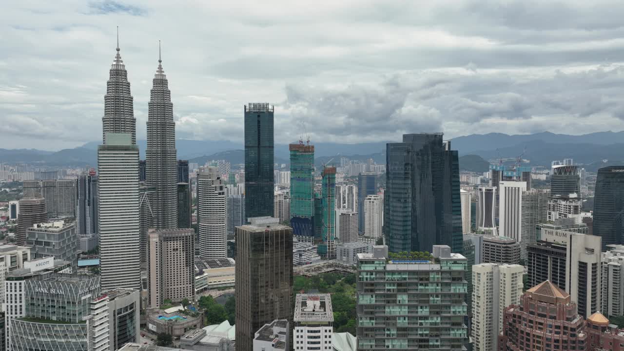 阴天吉隆坡市中心现代市区航拍全景4k马来西亚视频素材