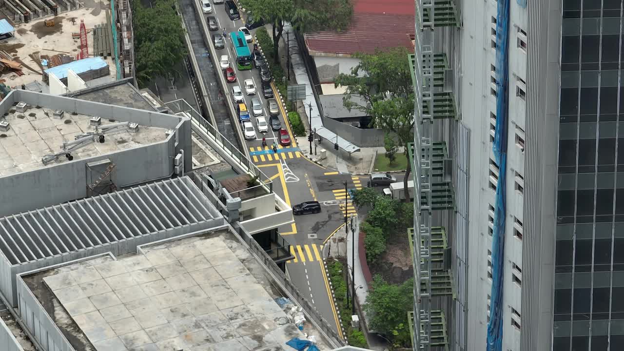 白天吉隆坡市区交通街道十字路口航拍全景4k马来西亚视频素材