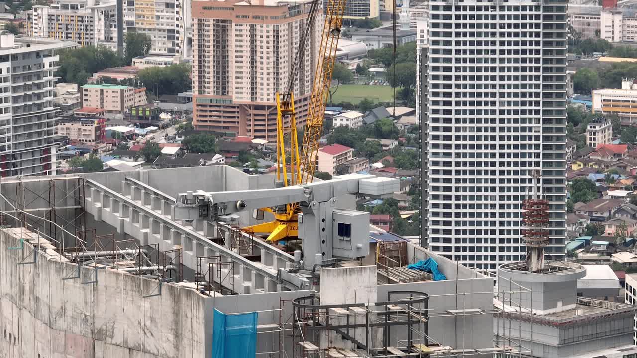 白天吉隆坡市区建筑起重机屋顶鸟瞰图4k马来西亚视频下载