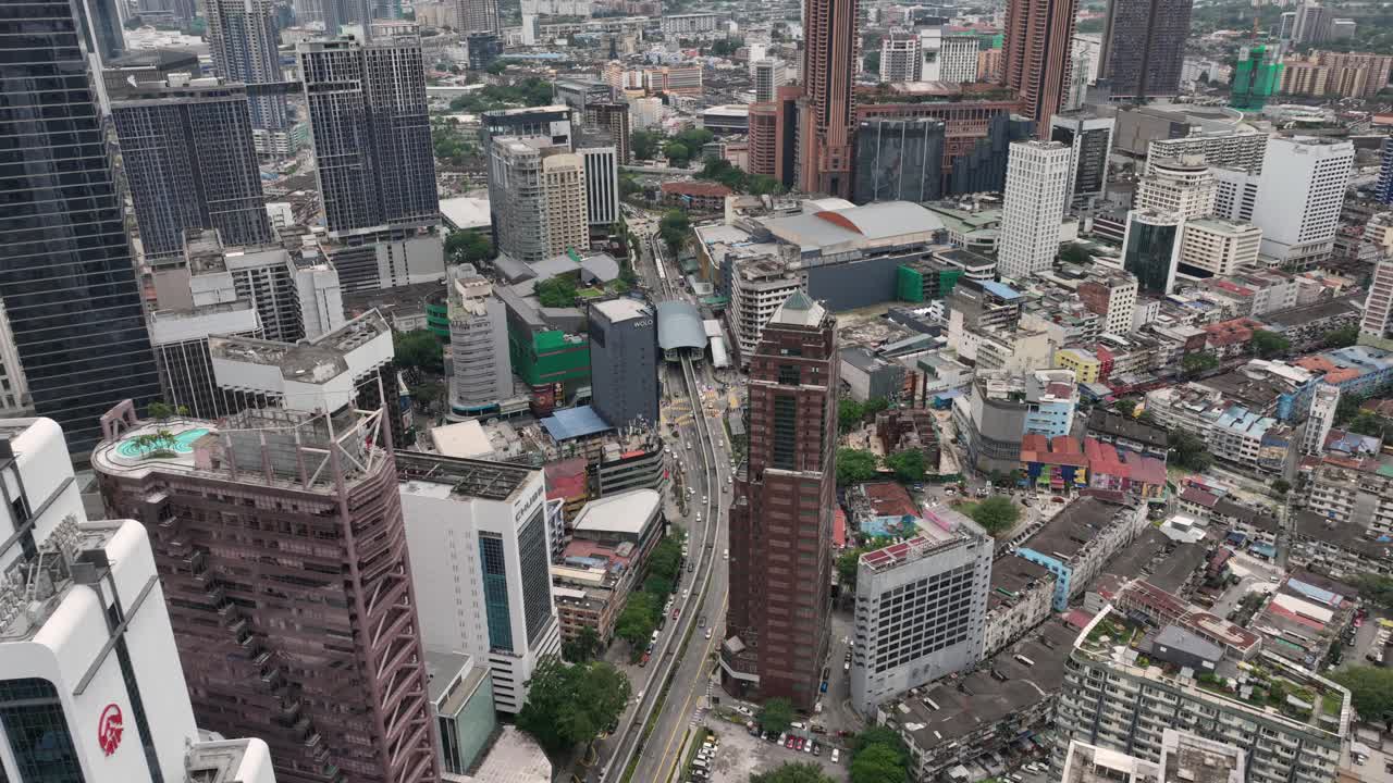 白天吉隆坡市中心交通街道十字路口地铁站鸟瞰全景4k马来西亚视频下载