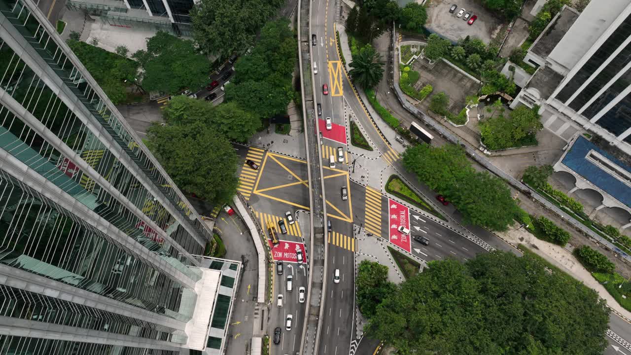 白天吉隆坡市区交通街道十字路口高空俯瞰全景4k马来西亚视频素材