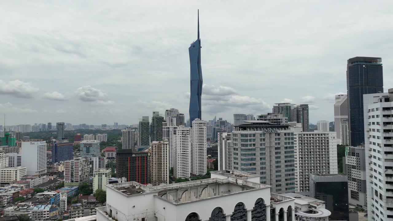 阴天吉隆坡城市景观著名的塔外部航拍全景4k马来西亚视频下载