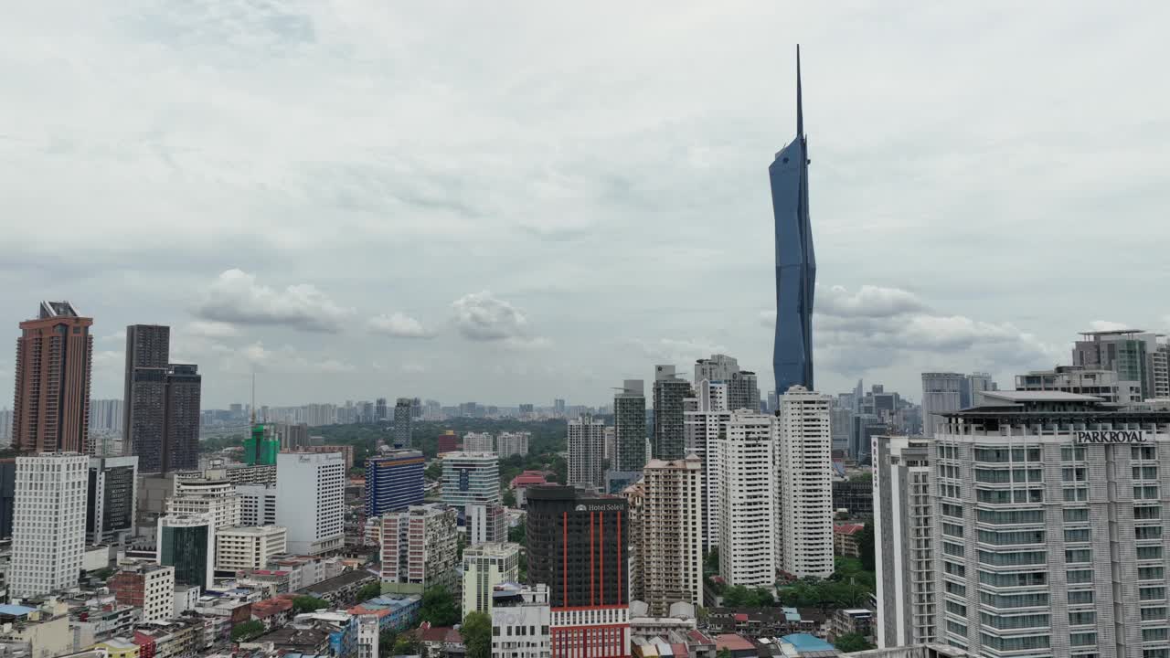 白天吉隆坡城市景观著名的塔外部航拍全景4k马来西亚视频下载