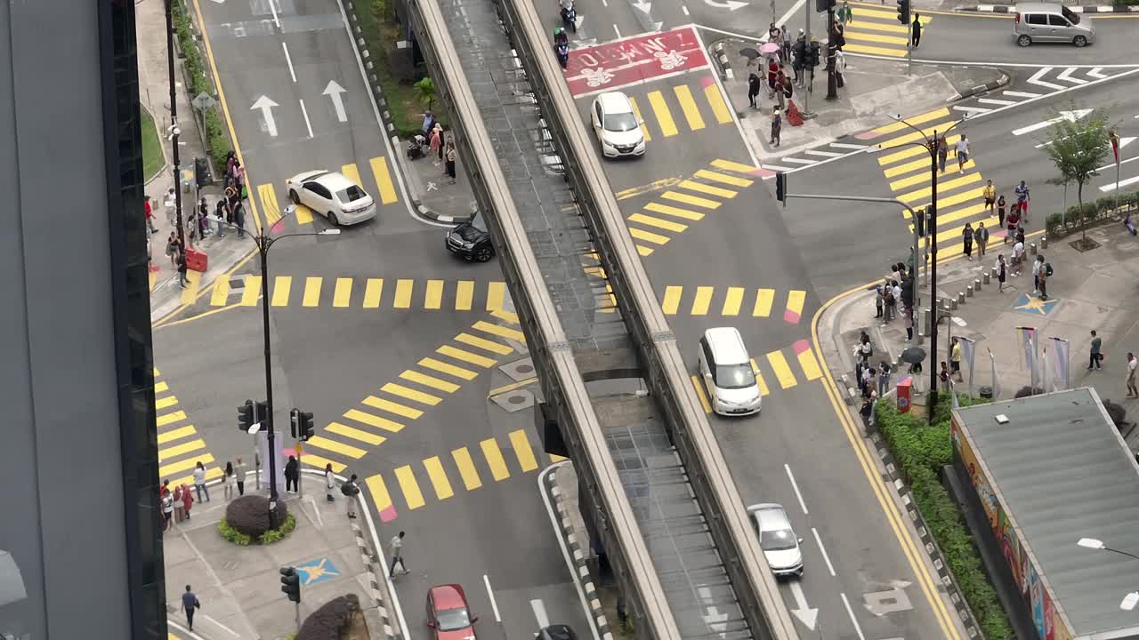 白天吉隆坡市区交通街道十字路口地铁线路空中俯瞰全景4k马来西亚视频素材