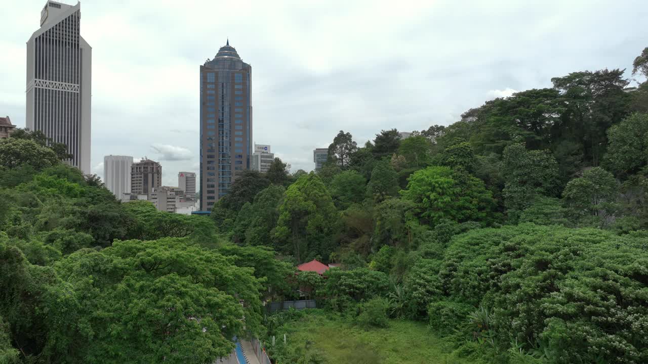 阴天吉隆坡市中心公园航拍全景4k马来西亚视频下载