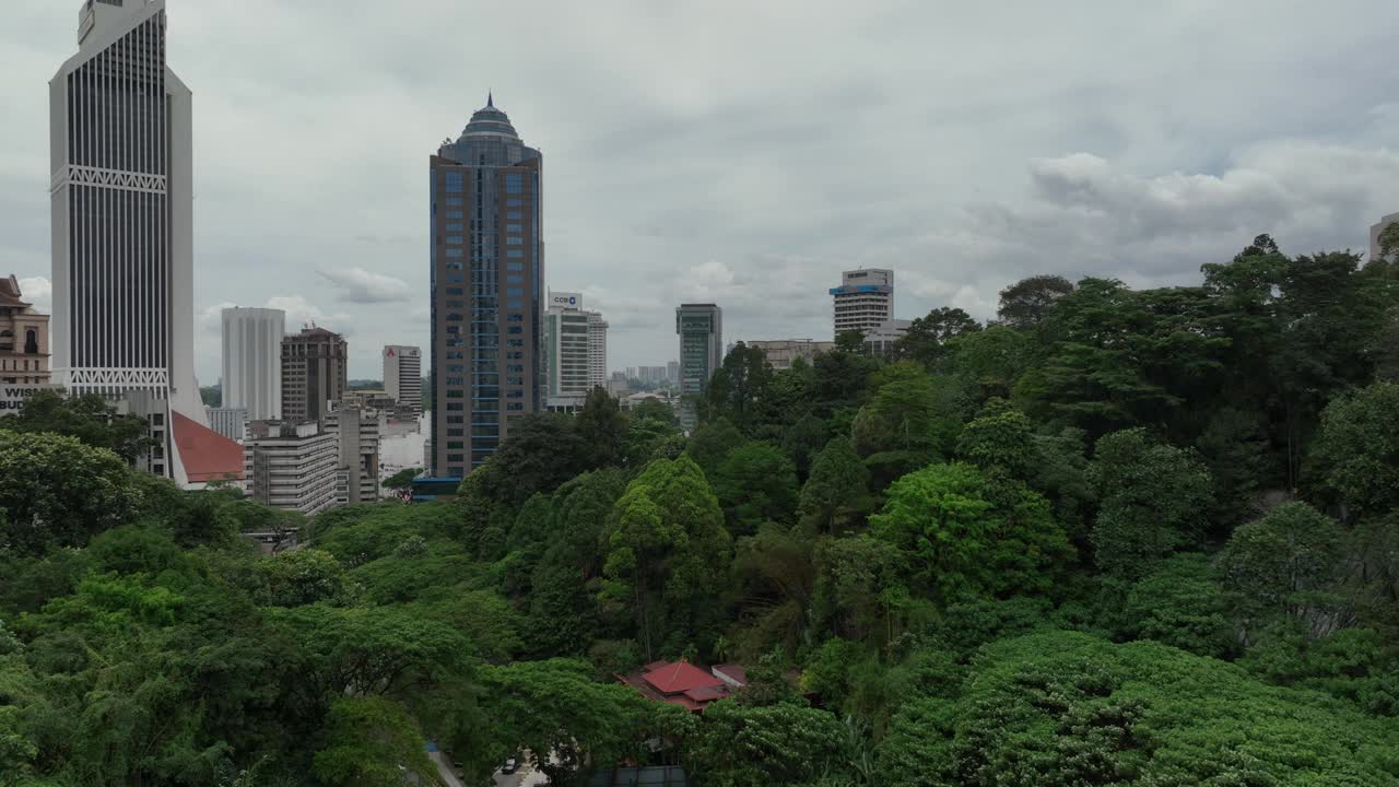 阴天吉隆坡市中心公园鸟瞰全景4k马来西亚视频下载