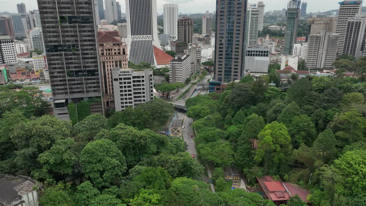 阴天吉隆坡市中心公园交通道路航拍全景4k马来西亚视频素材