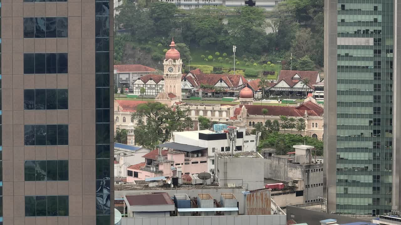 白天吉隆坡市中心著名的宫殿外部城市景观鸟瞰全景4k马来西亚视频下载