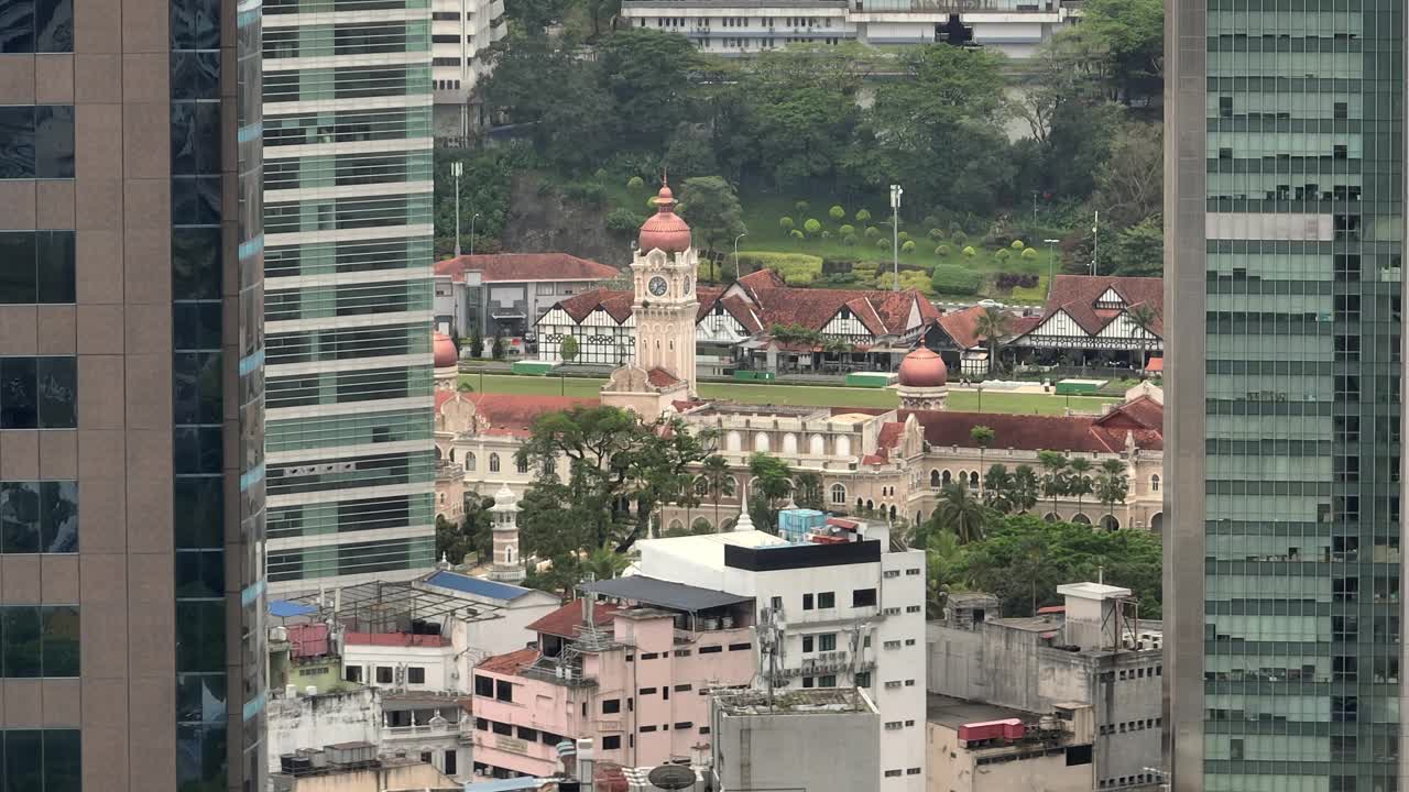 白天吉隆坡市中心著名的宫殿外部通过办公大楼鸟瞰全景4k马来西亚视频下载