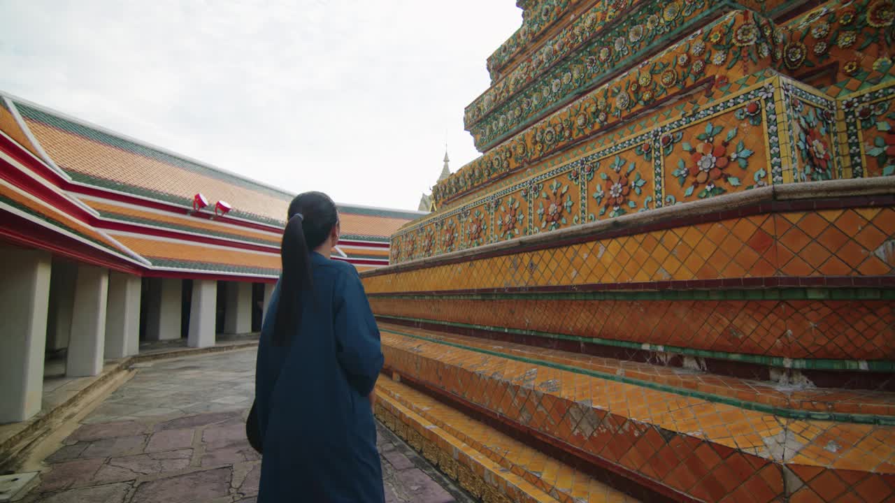 自信的女人在泰国的传统寺庙里探索视频下载